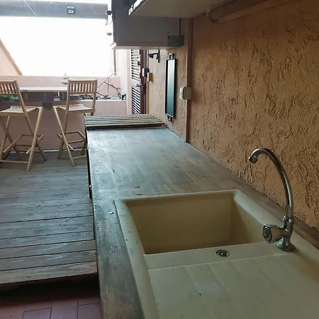 Avec Loggia Dans Avec Piscines, Parking Prive